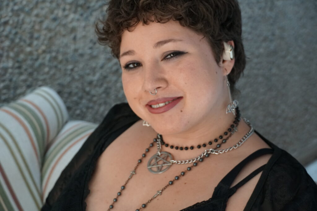 Retrato de Indra Kalei Ferrari, persona no binaria.