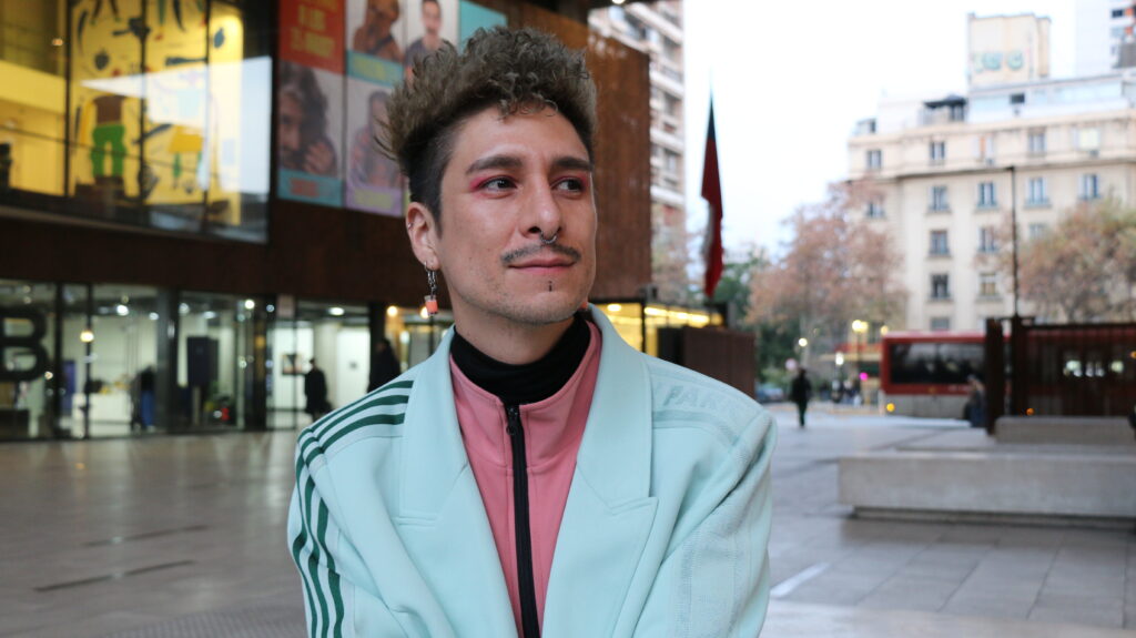 Retrato de Pabli Poulain, persona no binaria en Chile.