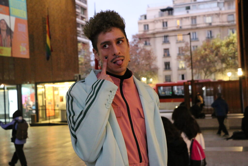 Retrato de Pabli Poulain, persona no binaria en Chile.