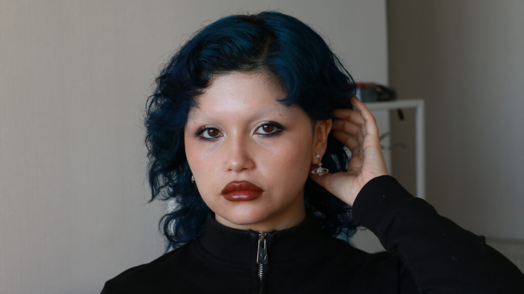 Primer plano del rostro de Sappho Aránguiz mientras mira directo a la cámara.