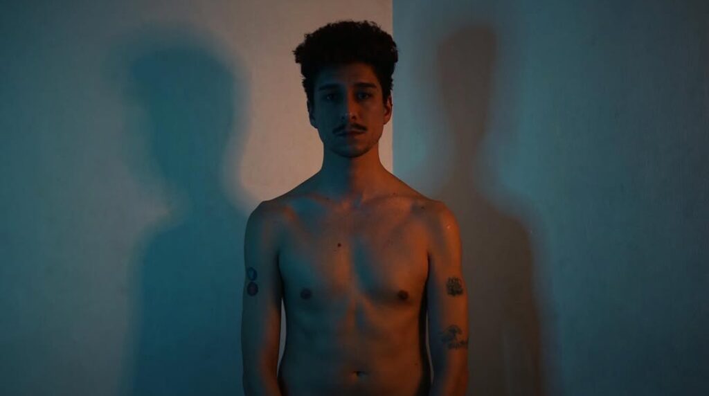 Retrato de Pabli Poulain, persona no binaria en Chile, sin polera.